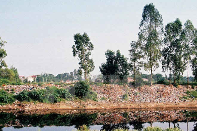 Nguồn nước một đoạn sông Nhuệ chảy qua địa bàn huyện Thường Tín đang bị ô nhiễm trầm trọng