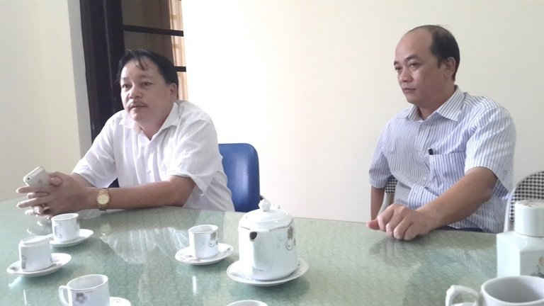 Chủ tịch UBND và cán bộ địa chính xã Yên Lạc làm việc với phóng viên