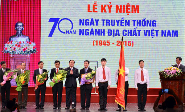 Phó Thủ tướng Hoàng Trung Hải trao Huân chương lao động hạng Nhất cho Tổng cục Địa chất Khoáng sản Việt Nam