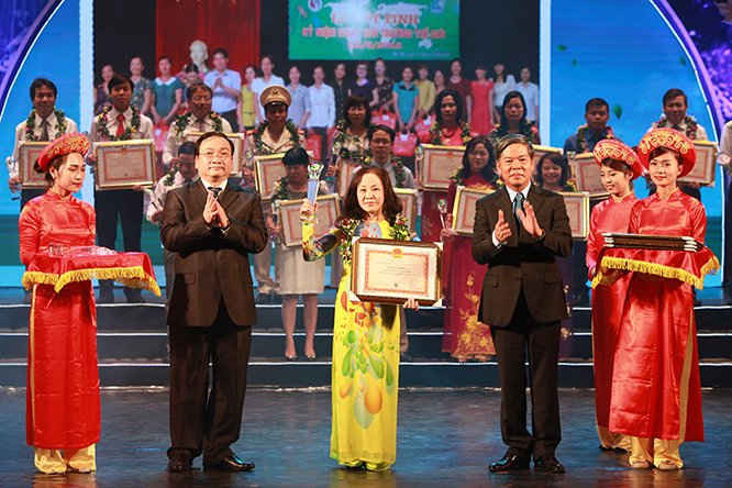Phó Thủ tướng Hoàng Trung Hài và Bộ trưởng Bộ TN&MT Nguyễn Minh Quang  trao bằng khen và kỷ niệm chương cho các điển hình tiên tiến