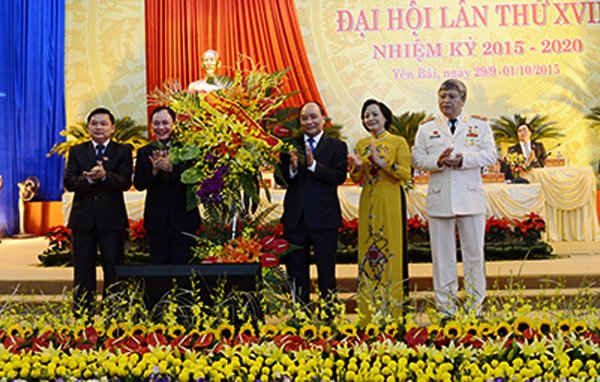Phó Thủ tướng Nguyễn Xuân Phúc tặng hoa chúc mừng Đại hội