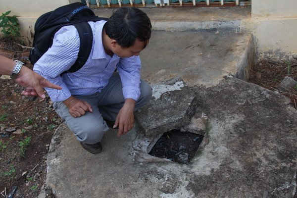 Tro đốt còn nguyên ống thuốc kim tiêm được chôn dưới đất tại bệnh viện đa khoa Krông Pắc.