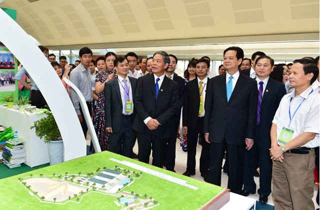 Thủ tướng Nguyễn Tấn Dũng và các đại biểu tham quan triển lãm về môi trường.