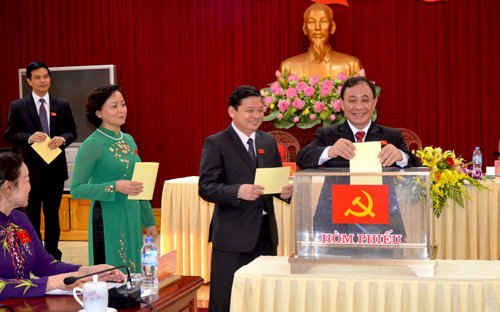 Các đại biểu bỏ phiếu bầu BCH Đảng bộ tỉnh Yên Bái nhiệm kỳ 2016 - 2020