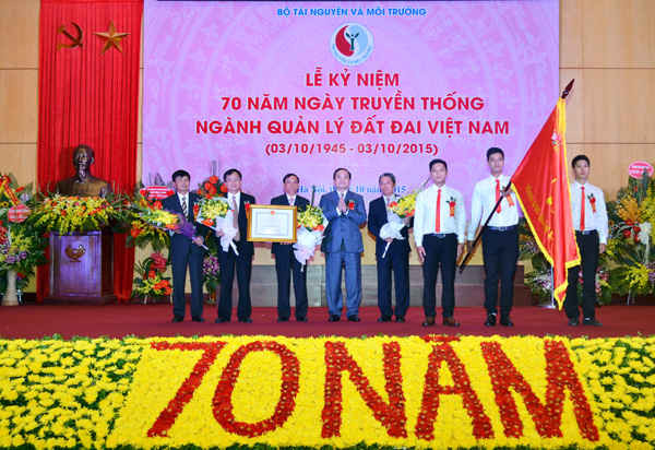 Phó Thủ tướng Chính phủ Hoàng Trung Hải trao Huân chương Độc lập  hạng Ba cho Tổng Cục Quản lý đất đai