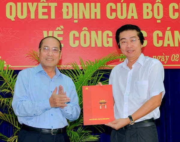 Ông Nguyễn Hoàng Việt, Ủy viên Trung ương Đảng, Phó Trưởng Ban Tổ chức Trung ương (trái) đã trao Quyết định của Bộ Chính trị cho ông Võ Văn Dũng. 