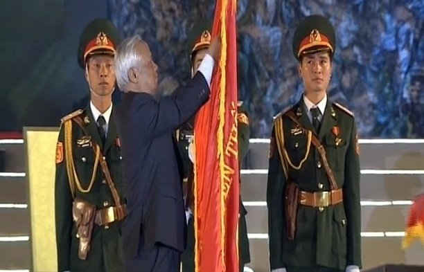 Thay mặt lãnh đạo Đảng, Nhà nước, ông Uông Chu Lưu, Ủy viên BCH Trung ương Đảng, Phó Chủ tịch Quốc hội đã gắn Huân chương Hồ Chí Minh lên lá cờ truyền thống của tỉnh Sơn La.