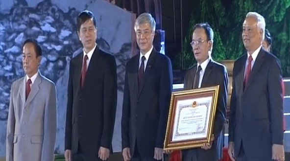 Lãnh đạo tỉnh Sơn La đón nhận Huân chương Hồ Chí Minh.