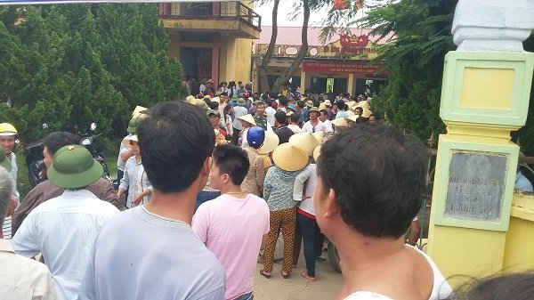 Hàng trăm hộ dân đã kéo nhau lên UBND xã Thanh Sơn để phản đối.