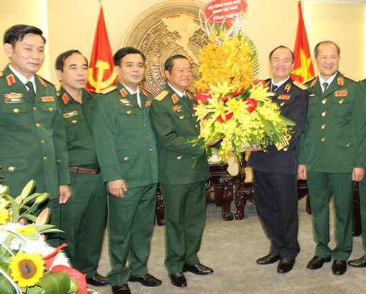 Lãnh đạo Bộ Tổng Tham mưu QĐND Việt Nam chúc mừng Đại tướng Đỗ Bá Tỵ - Ảnh: Mod.gov.vn