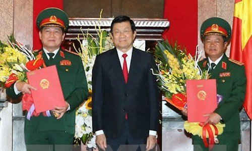 Chủ tịch nước Trương Tấn Sang trao quyết định thăng quân hàm Đại tướng cho đồng chí Ngô Xuân Lịch và đồng chí Đỗ Bá Tỵ