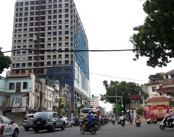 Ngày 6/10 UBND TP Hà Nội đã ban hành công văn yêu cầu chủ đầu tư dự án 8B Lê Trực quận Ba Đình tự phá dỡ phần sai phạm