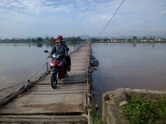 Cầu phao tạm là con đường duy nhất người dân qua sông Gianh