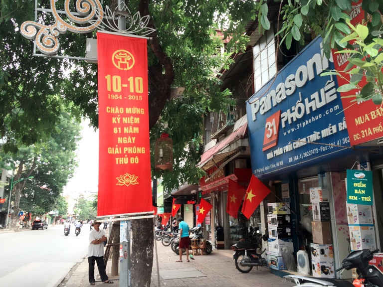 Pa – nô, áp phích với khẩu hiệu “Chào mừng kỷ niệm 61 năm giải phóng Thủ đô” được treo dọc tuyến phố Huế, Tràng Thi...