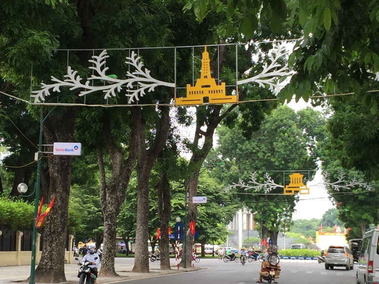Các biểu tượng của Hà Nội như chùa Một Cột, cầu Thê Húc...như được sống lại trên tuyến phố Điện Biên Phủ