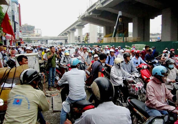 ... Càng làm tình trạng ùn tắc thêm nghiêm trọng