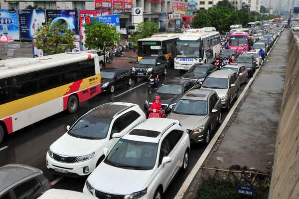 Tại khu vực ngã tư Phạm Hùng - Tôn Thất Thuyết tình trạng ùn tắc nghiêm trọng...