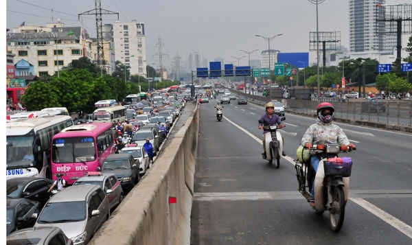 Giao thông dưới đường trên cao hỗn loạn, nhiều xe máy đã vi phạm đi vào đường dành cho ô tô