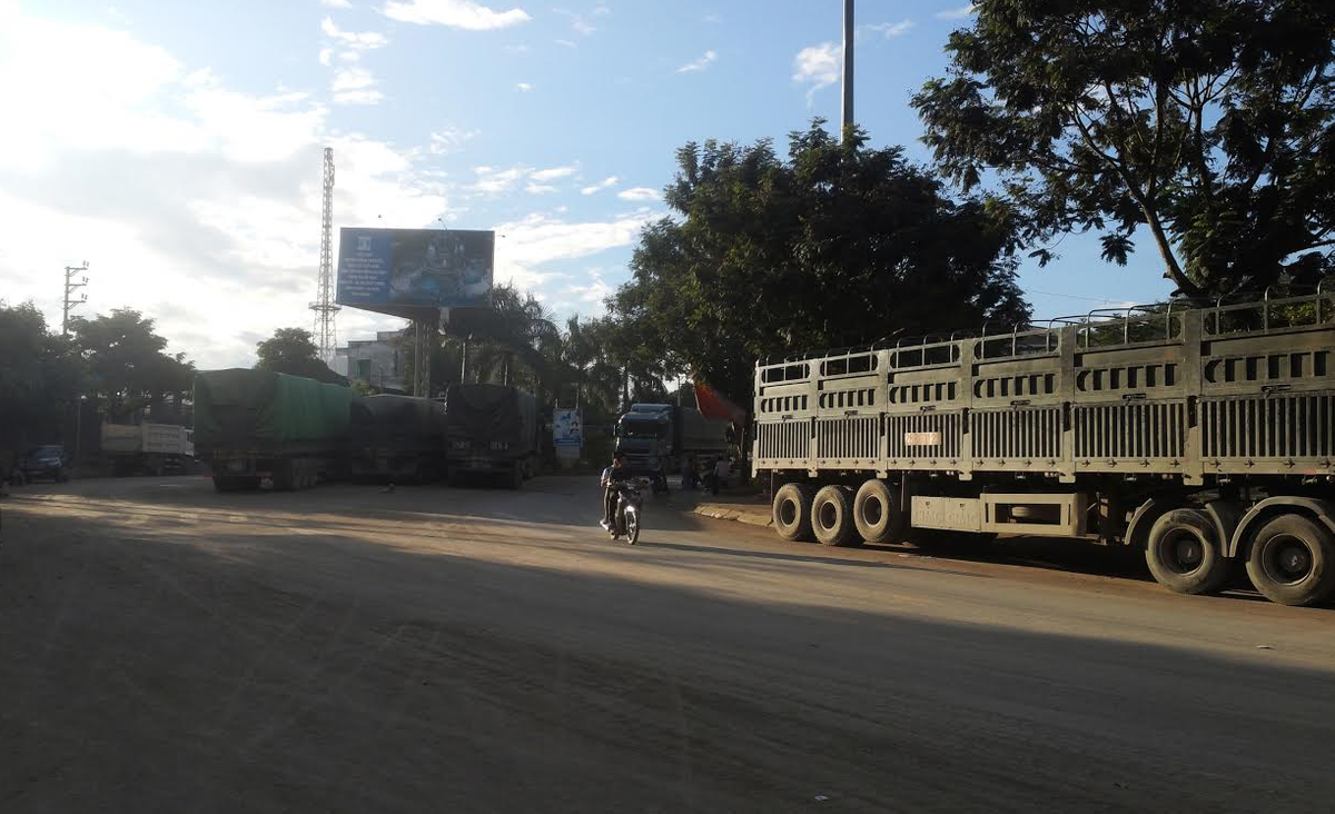 Xe trọng tải lớn dừng đợi làm thủ tục thông quan qua cửa khẩu Ma Lù Thàng tỉnh Lai Châu