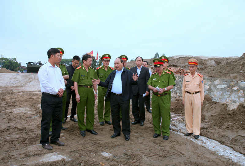 Phó Thủ tướng Nguyễn Xuân Phúc chỉ đạo Bộ Công An, lãnh đạo địa phương phải nhanh chóng chấm dứt tình trạng khai thác cát trái phép trên sông. 
