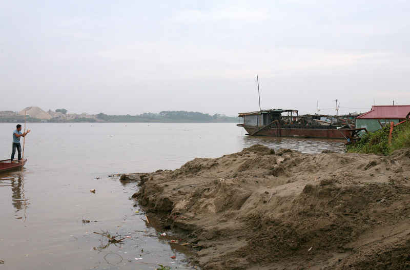 Bờ sông bên phía huyện Thường Tín – Hà Nội bị sạt lở, trong khi đó những con tàu hút cát công suất lớn vẫn hoạt động suốt ngày đêm 