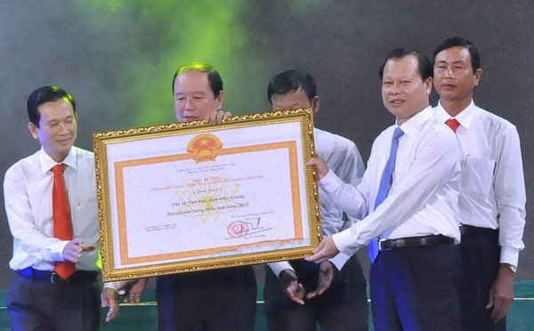 Phó Thủ tướng Chính phủ Vũ Văn Ninh trao quyết định công nhận Thị xã Ngã Bảy.