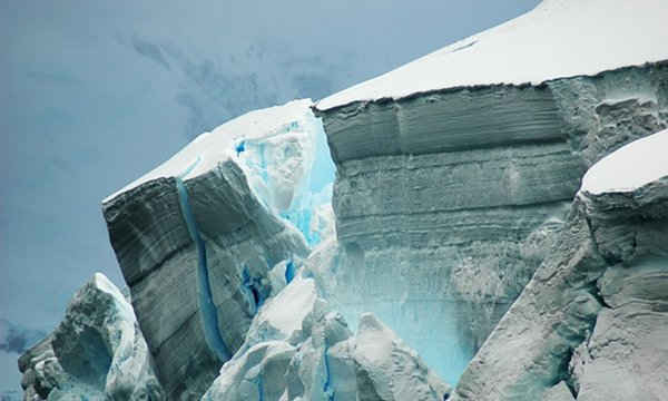  Sự sụp đổ của những dải băng Nam Cực có thể dẫn đến mực nước biển dâng cao. Ảnh: blickwinkel / Alamy