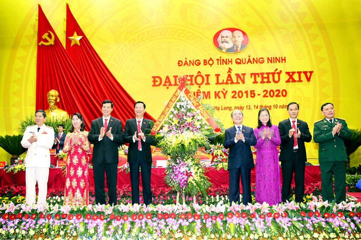 Chủ tịch Quốc Hội Nguyễn Sinh Hùng chụp ảnh lưu niệm cùng Đoàn chủ tịch đại hội