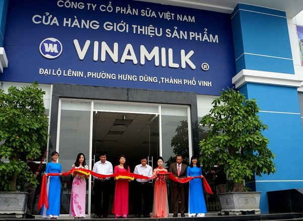 Lễ cắt băng khai trương điểm bán hàng “Tự hào hàng Việt Nam” tại cửa hàng Vinamilk, số 4 Đại lộ Lê Nin, TP.Vinh, Nghệ An