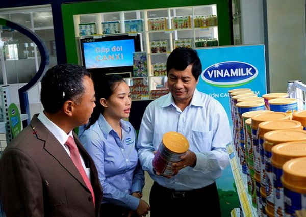 Khách hàng tham quan điểm bán hàng “Tự hào hàng Việt Nam” tại cửa hàng Vinamilk Nghệ An, nơi trưng bày và bán hơn 200 sản phẩm các loại của Vinamilk đạt chất lượng theo tiêu chuẩn của Việt Nam và quốc tế