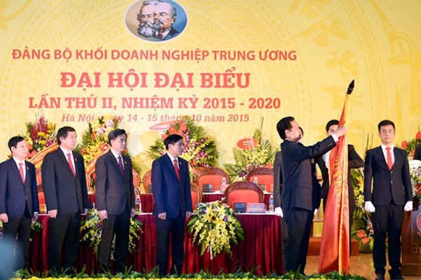 Thủ tướng gắn Huân chương lao động hạng Nhất lên lá cờ truyền thống của Đảng