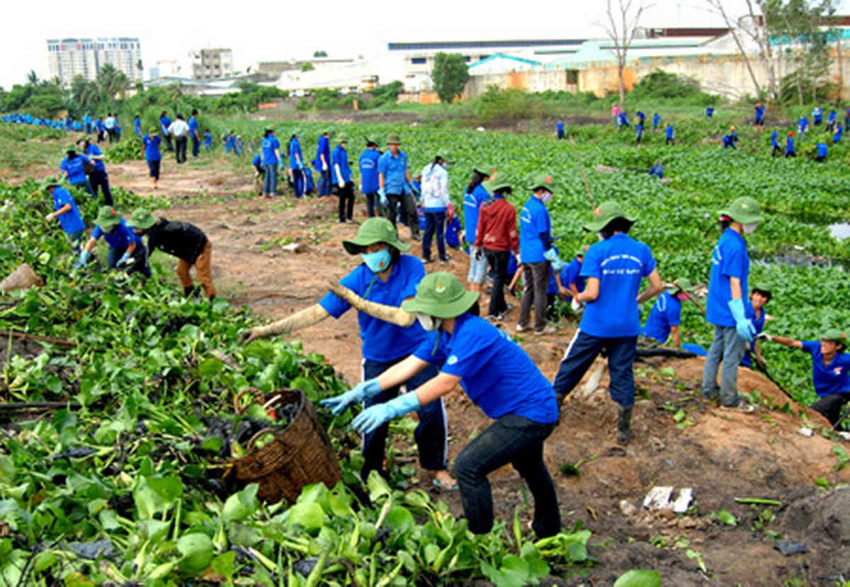 Những sắc áo xanh tình nguyện luôn thể hiện vai trò xung kích trong bảo vệ môi trường
