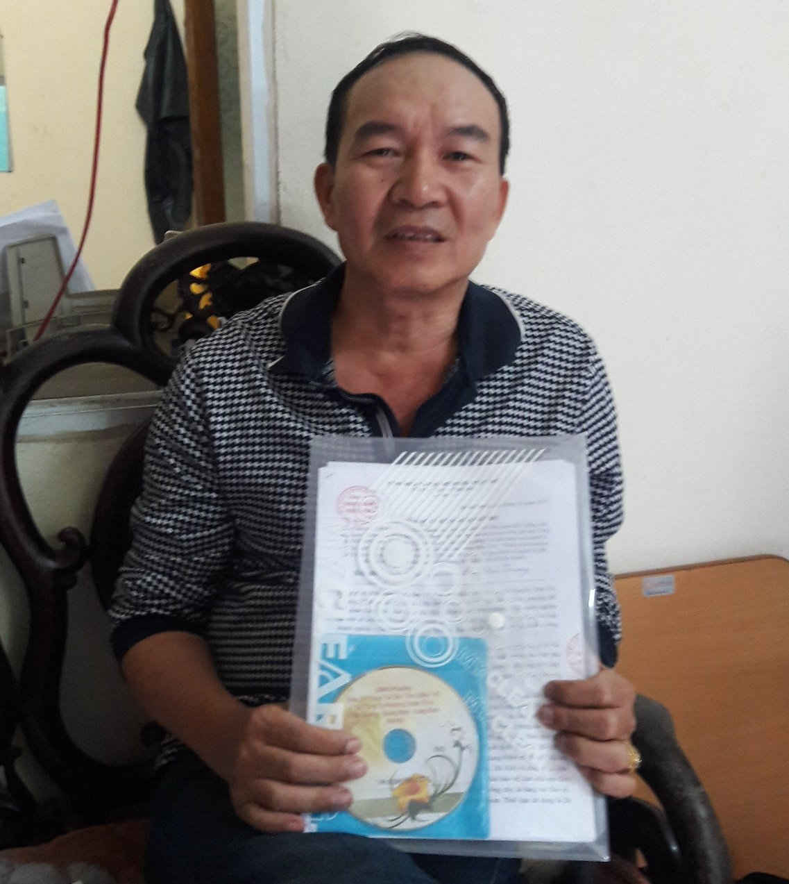 Ông Nguyễn Văn Hồng trình bày vụ việc với PV 