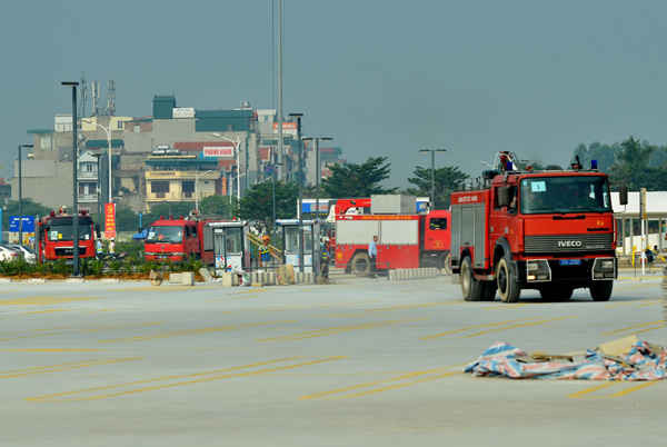 Nhận được thông tin, do đám cháy quá lớn  nên phải nhờ tới Sở Cảnh sát PC&CC TP. Hà Nội. sở đã điều 11 xe cứu hỏa và xe thang tới hiện trường.