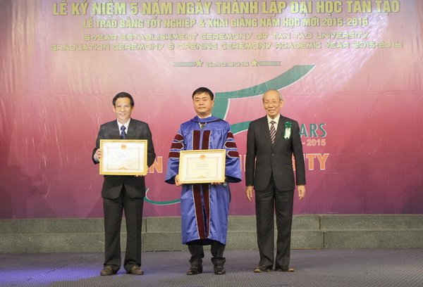 Đại học Tân Tạo đón nhận Bằng khen của UBND tỉnh Long An