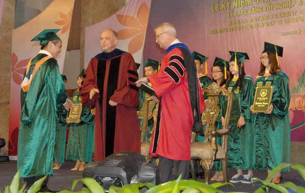 Trao Bằng tốt nghiệp cho sinh viên khóa đầu tiên (2011 - 2015)