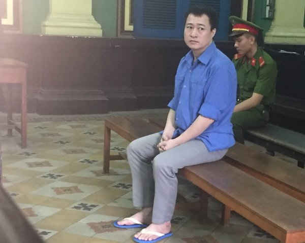 Nguyên Chủ tịch HĐQT công ty tập đoàn tài chính Việt Hoàn, Nguyễn Anh Tuấn tại phiên tòa ngày 30/9.