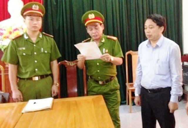 Cơ quan Cảnh sát điều tra đọc quyết định khởi tối, khám xét nơi ở của ông Nguyễn Văn Bổng