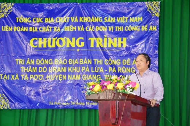 Ông Nguyễn Trường Giang - Liên Đoàn trưởng Liền Đoàn Địa chất Xạ - Hiếm phát biểu tại buổi lễ trao quà cho xã Tà Pơơ.