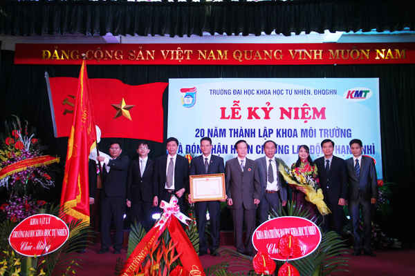Khoa Môi trường vinh dự đón nhận Huân chương Lao động hạng Nhì do Đảng và Nhà nước trao tặng