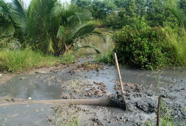 Hoạt động sên vét đất, bùn cải tạo ao đầm được đổ thẳng xuống sông như thế này đã khiến môi trường bị ô nhiễm nghiêm trọng