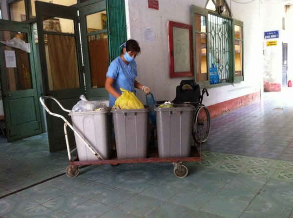 Thu gom rác thải y tế tại Bệnh viện Đa khoa Bắc Kạn 