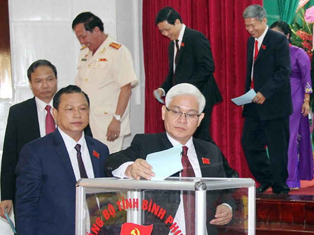 Các đại biểu bỏ phiếu bầu BCH Đảng bộ tỉnh Bình Phước nhiệm kỳ 2015-2020. 