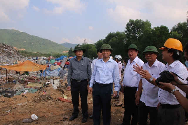 Bí thư Thành ủy Đà Nẵng Nguyễn Xuân Anh nghe báo cáo tình hình tại bãi rác Khánh Sơn