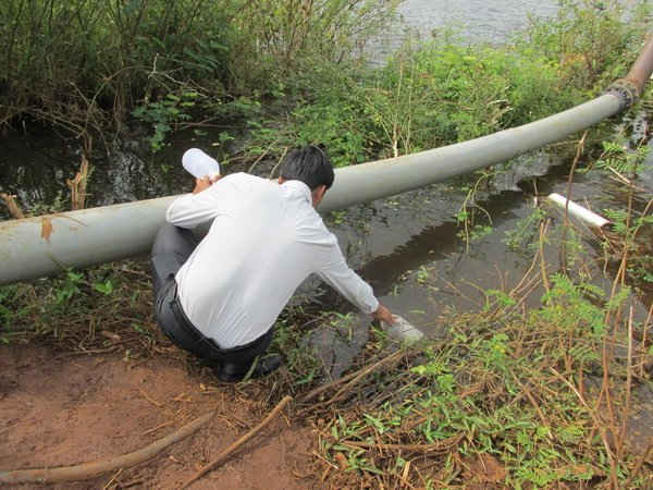 Tiến hành lấy mẫu nước tại hồ Hoàng Ân để phân tích chất lượng.