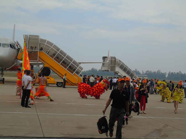 180 hành khách hạ cánh an toàn xuống sân bay Phú Bài (TT Huế), chính thức khai trương tuyến bay Huế - Đà Lạt