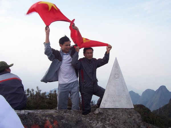 Niềm vui chinh phục đỉnh Phan Si Păng cao 3.143 mét - 