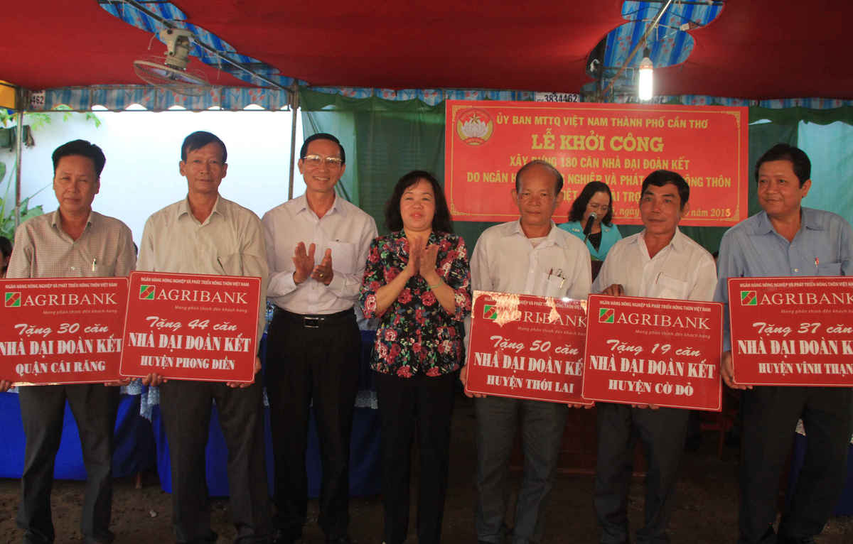 Trao bảng nhà Đại đoàn kết cho người dân huyện Thới Lai        