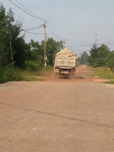 Xe tải này chở đất về nhà máy gạch Đồng Tâm- Tại khu công nghiệp TP.Đồng Hới