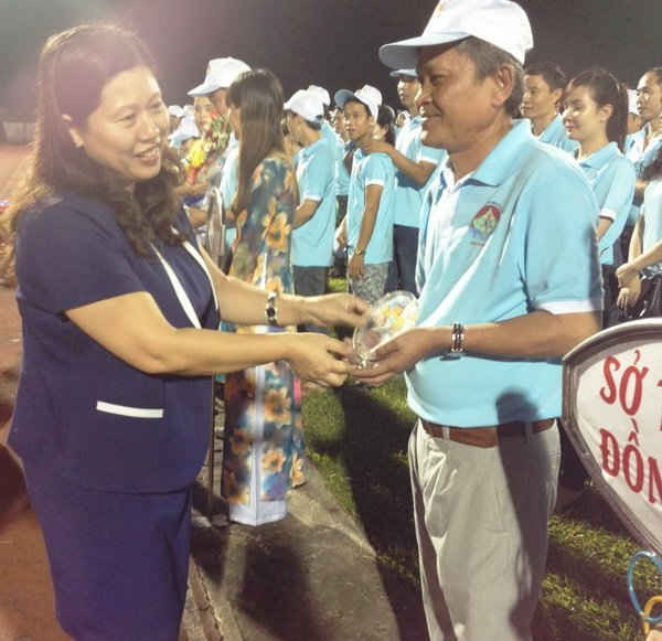 Thứ trưởng Bộ Tài nguyên và Môi trường Nguyễn Thị Phương Hoa tặng quà lưu niệm cho các đoàn tham gia hội thao.